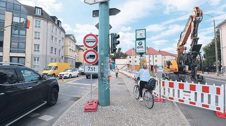 Eindeutig. Eigentlich ist die Durchfahrt für Fahrzeuge mit mehr als 7,5 Tonnen verboten.