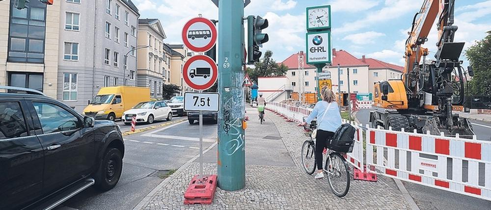 Eindeutig. Eigentlich ist die Durchfahrt für Fahrzeuge mit mehr als 7,5 Tonnen verboten.