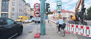 Eindeutig. Eigentlich ist die Durchfahrt für Fahrzeuge mit mehr als 7,5 Tonnen verboten.