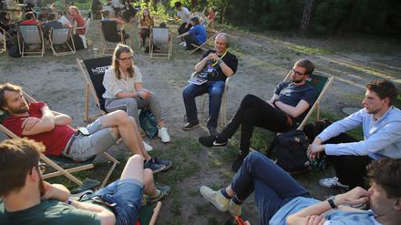 Get Together mit Lothar Mikos (Mitte) im Garten der Filmuni-Babelsberg.