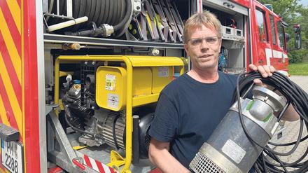 Werders Feuerwehr mit Gerätewart Heiko Zemlin bringt Generator und Tauchpumpe in die Eifel.