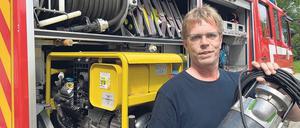 Werders Feuerwehr mit Gerätewart Heiko Zemlin bringt Generator und Tauchpumpe in die Eifel.