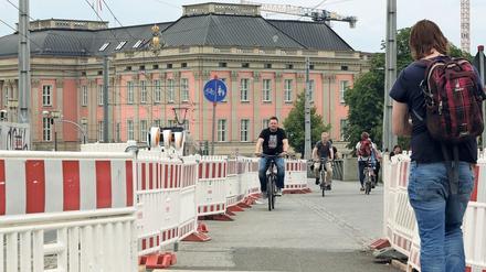 Baubeigeordneter Bernd Rubelt zeigt Freunden vom Fach das Potsdam der Baukräne und Absperrungen.