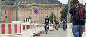 Baubeigeordneter Bernd Rubelt zeigt Freunden vom Fach das Potsdam der Baukräne und Absperrungen.