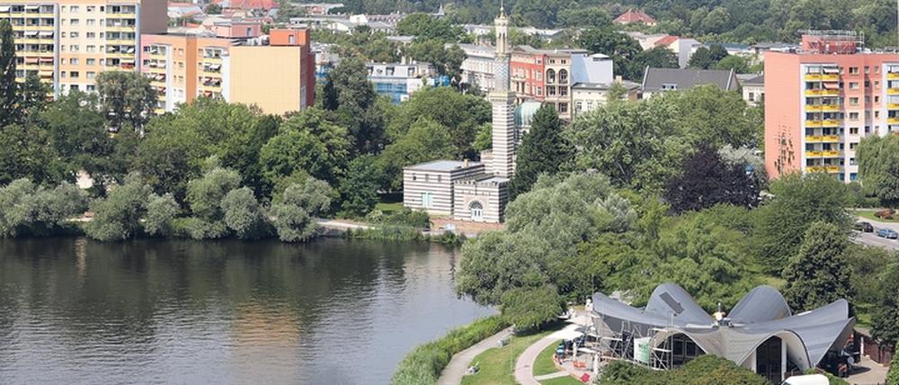 Dezernent Dieter Jetschmanegg führt Potsdam-Gäste auch zur Neustädter Havelbucht mit Seerose (r.) und dem Pumpwerk in der Moschee.