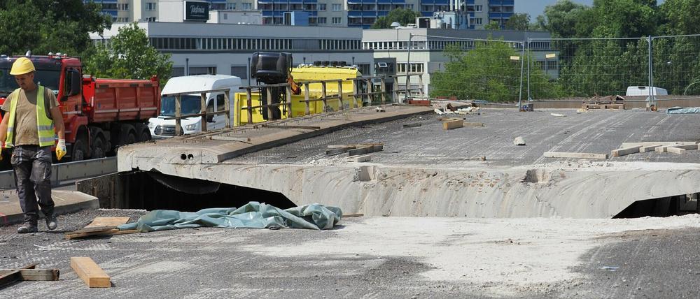 Ein Arbeiter geht auf der Baustelle der Hochstraßenbrücke.