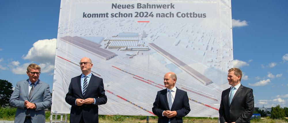 Ronald Pofalla, Vorstand Infrastruktur der Deutschen Bahn (DB), Ministerpräsident Dietmar Woidke (SPD), Bundesfinanzminister Olaf Scholz (SPD) und Richard Lutz, Vorstandsvorsitzender der Deutschen Bahn (v.l.)