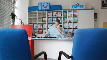 Anrufe im Zehn-Minuten-Takt. Reisebüro-Kunden sind unsicher wegen der immer neuen Corona-Regelungen.