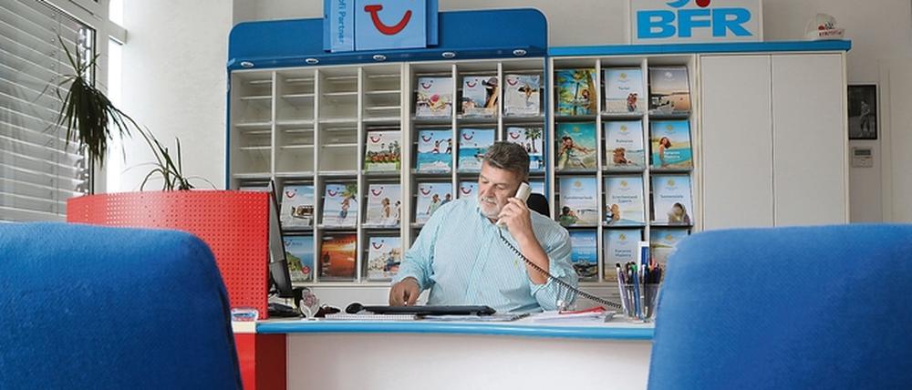 Anrufe im Zehn-Minuten-Takt. Reisebüro-Kunden sind unsicher wegen der immer neuen Corona-Regelungen.