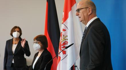 Brandenburgs Regierungschef Dietmar Woidke (SPD), im Hintergrund Britta Ernst (l., SPD), Brandenburger Ministerin für Bildung, Jugend und Sport. 
