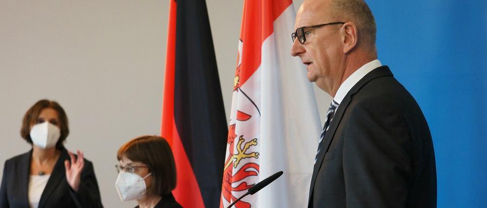 Brandenburgs Regierungschef Dietmar Woidke (SPD), im Hintergrund Britta Ernst (l., SPD), Brandenburger Ministerin für Bildung, Jugend und Sport. 