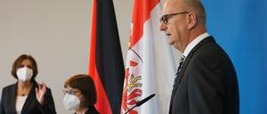 Brandenburgs Regierungschef Dietmar Woidke (SPD), im Hintergrund Britta Ernst (l., SPD), Brandenburger Ministerin für Bildung, Jugend und Sport. 