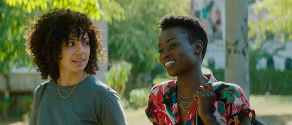 Filmszene: Als Ivie (l.) ihrer Halbschwester Naomi begegnet, blickt sie anders auf ihre Umwelt als zuvor.