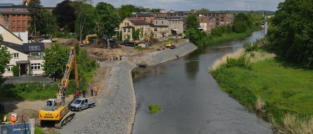 Weiterbau des Hochwasserschutzes am Ufer des deutsch-polnischen Grenzflusses Neiße in Guben.