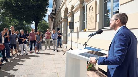 Vor dem Dortu-Geburtshaus erinnerte Oberbürgermeister Mike Schubert an Revolutionär Max Dortu, der vor 172 Jahren getötet wurde.