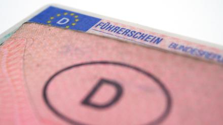 Der rosafarbene Papierführerschein ist bald Geschichte, weil alle Autofahrer den EU-Führerschein im Scheckkartenformat bekommen sollen.