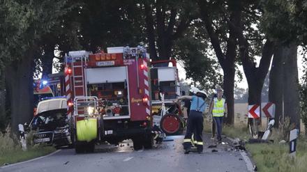 Rettungskräfte im Juli 2021 bei einem tödlichen Verkehrsunfall auf der Bundesstraße 96a zwischen Schildow und Schönfließ.
