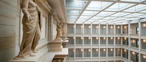 Skulpturen stehen im Foyer des Humboldt Forums im Berliner Schloss.