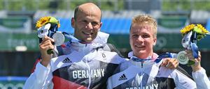 Jacob Schopf (r.) freut sich mit Max Hoff über Silber.