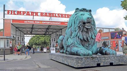 Mit Potsdam-Besuchern erkunden Ursula und Rainer Sperl die Geschichte der Babelsberger Studios im Filmpark.