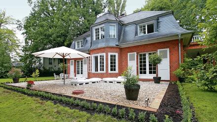 In der Villa Gugenheim am Babelsberger Johann-Strauß-Platz schrieb Erich Kästner unter Pseudonym das Drehbuch zum Ufa-Film Münchhausen.