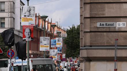 Zeichen des Wahlkampfs: Die Laternenmasten füllen sich mit Wahlplakaten der Parteien. 