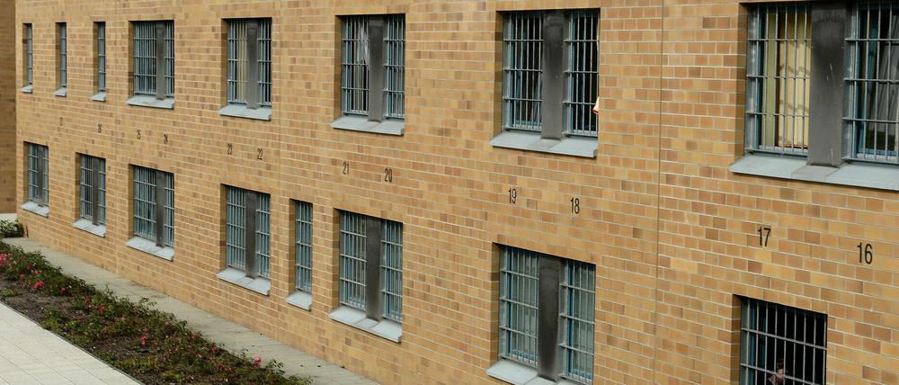 Die JVA Luckau/Duben in Brandenburg. Mitarbeiter sollen wieder Dienstwaffen bekommen.