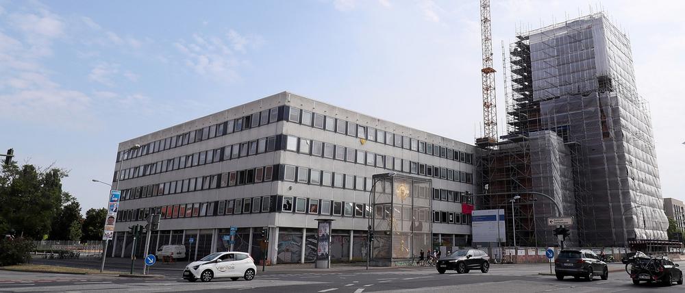 Debatte um Denkmalschutz: Das Rechenzentrum und die benachbarte Baustelle des Garnisonkirchturm-Wiederaufbaus.