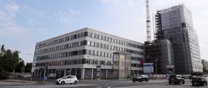 Debatte um Denkmalschutz: Das Rechenzentrum und die benachbarte Baustelle des Garnisonkirchturm-Wiederaufbaus.