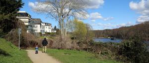 Uferweg am Griebnitzsee in Potsdam von Anwohnern versperrt.