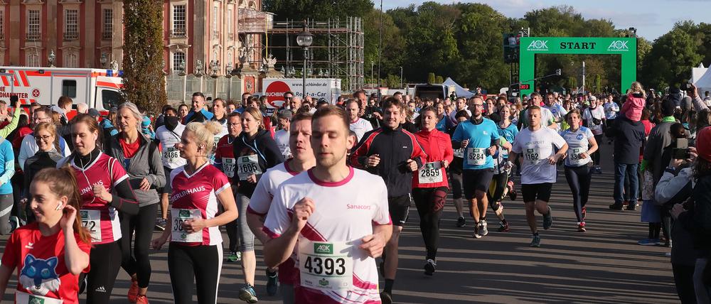 Der Potsdamer Firmenlauf 2019 führte auch am Neuen Palais entlang. In diesem Jahr will die AfD mitlaufen.
