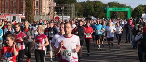 Der Potsdamer Firmenlauf 2019 führte auch am Neuen Palais entlang. In diesem Jahr will die AfD mitlaufen. 