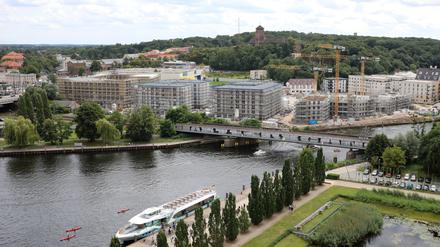 Blick auf die Nördliche Speicherstadt, deren erste Gebäude kurz vor der Vollendung stehen. 