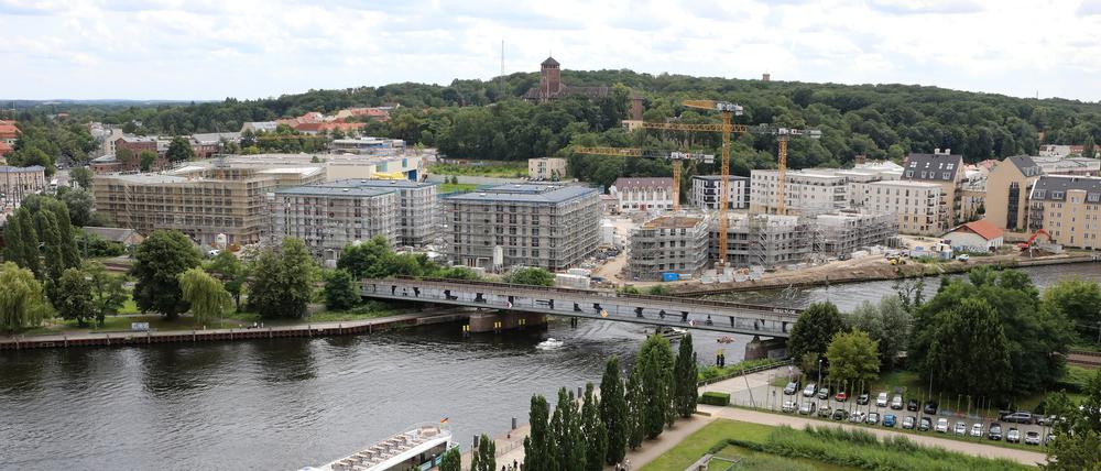 Blick auf die Nördliche Speicherstadt, deren erste Gebäude kurz vor der Vollendung stehen. 
