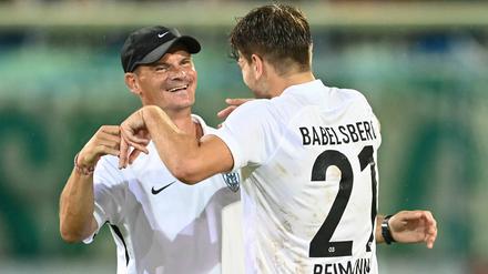 Trainer Jörg Buder (l.) und Sven Reimann jubeln nach dem Sieg. 