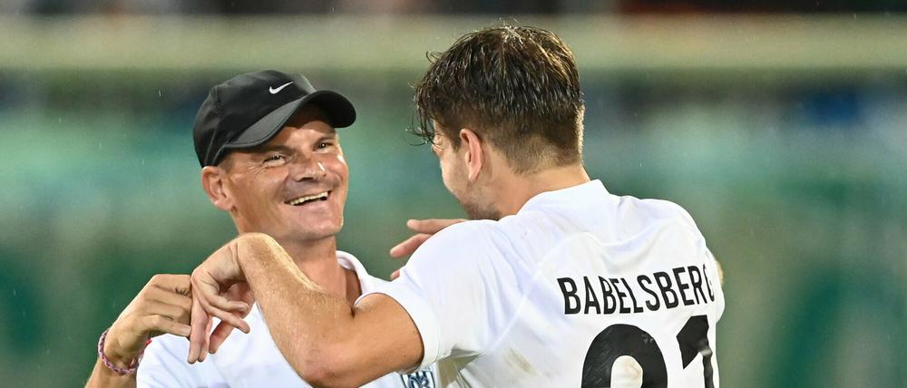 Trainer Jörg Buder (l.) und Sven Reimann jubeln nach dem Sieg. 