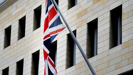 Die britische Flagge an der britische Botschaft in Berlin.