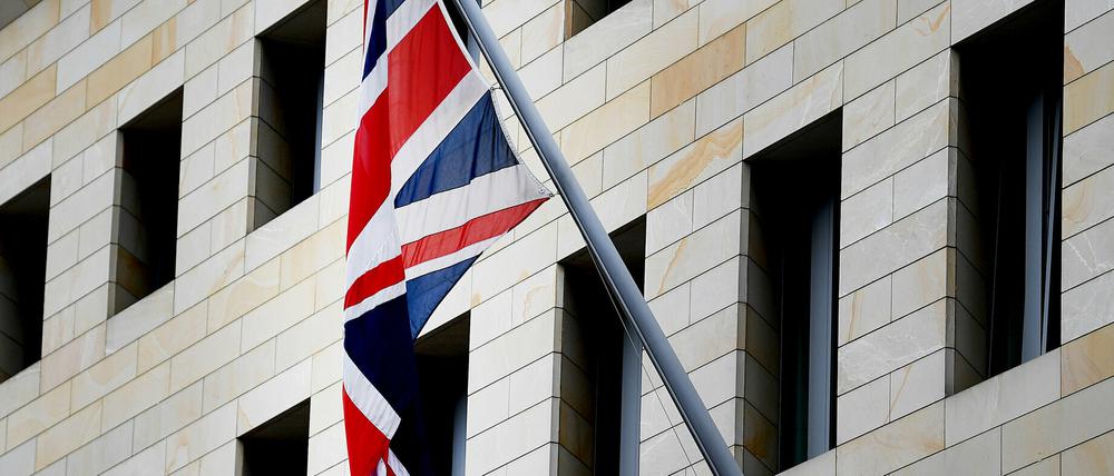 Die britische Flagge an der britische Botschaft in Berlin.