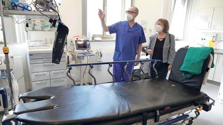Ursula Nonnemacher, Brandenburgs Gesundheitsministerin, lobte bei ihrem Besuch im St. Josefs-Krankenhaus dessen Arbeit in der Pandemie.