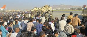 Der Flughafen in Kabul: Nach der Machtübernahme der Taliban wollen viele Afghanen aus ihrer Heimat fliehen.