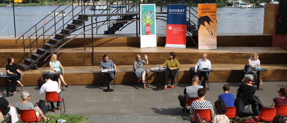 Auf der Freilichtbühne des Hans Otto Theaters wurde über Frauenpolitik diskutiert.