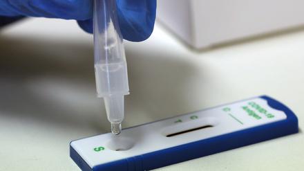 Corona-Test in einer Potsdamer Apotheke.