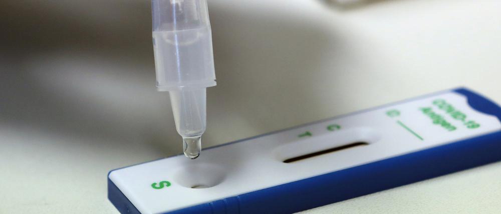 Corona-Test in einer Potsdamer Apotheke.