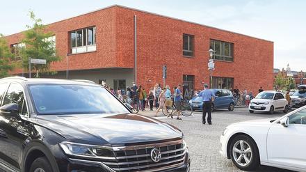 Unübersichtlich. Pkw von allen Seiten, dazwischen Schulkinder zu Fuß und auf Fahrrädern – mit und ohne Eltern.