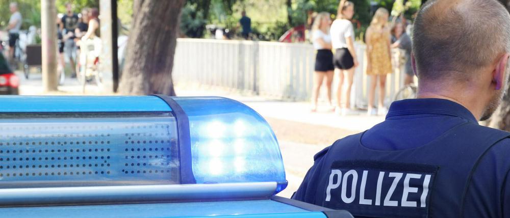 Nach Angaben der Polizei ist der Gesuchte zwischen 25 und 30 Jahre alt.