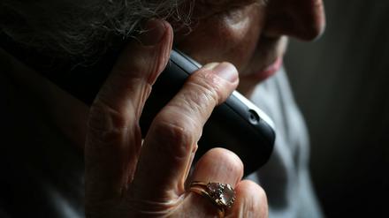 Immer werden in Seniorinnen und Senioren durch den sogenannten Enkeltrick oder Schockanrufe um viel Geld gebracht.