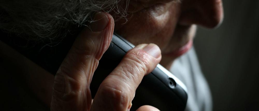 Immer werden in Seniorinnen und Senioren durch den sogenannten Enkeltrick oder Schockanrufe um viel Geld gebracht.