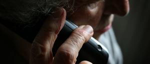 Immer werden in Seniorinnen und Senioren durch den sogenannten Enkeltrick oder Schockanrufe um viel Geld gebracht.