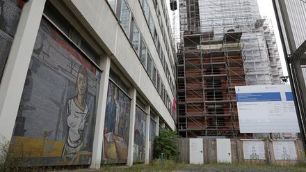 Rechenzentrum und Garnisonkirchenbaustelle nebeneinander. 