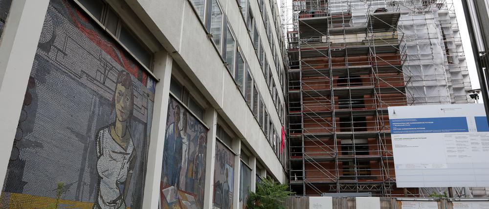 Rechenzentrum und Garnisonkirchenbaustelle nebeneinander. 